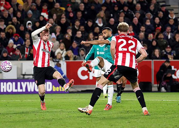 Estadísticas de Salah vs. Bees: 4 tiros, 2 goles, 1 gol, 1 pase clave, 3 errores