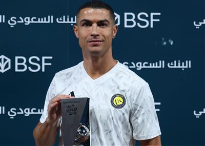 ¡Interrumpir desde la izquierda genera una ola mundial! Cristiano Ronaldo recibe el trofeo de Gol de la Semana de la Liga de Fútbol de Arabia Saudita antes del partido