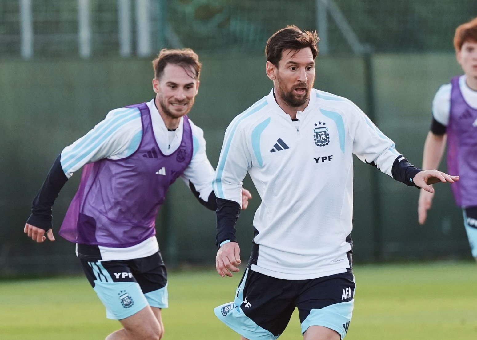 El tuit oficial del Liverpool publicó una foto del entrenamiento de la selección de Macca y Messi fue ridiculizado por los fanáticos por estar en la foto.