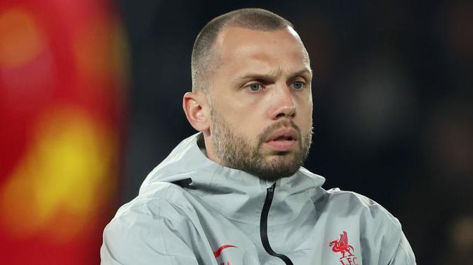 Oficial: el técnico del Ajax, Heitinga, despedido
