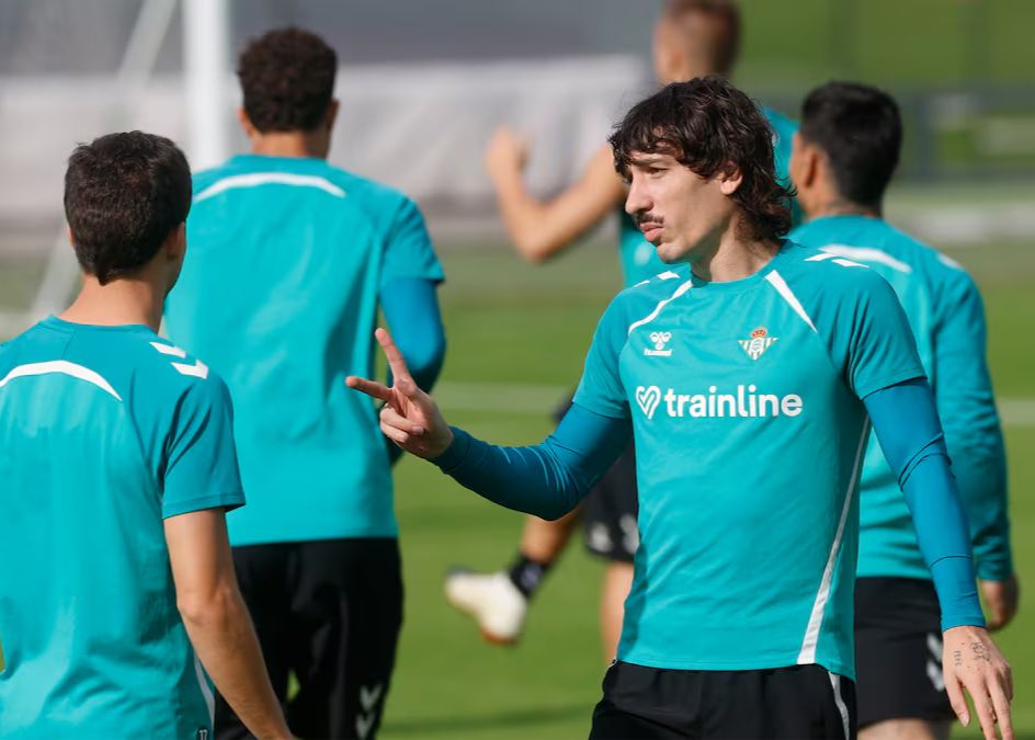 ¡Excelente condición competitiva! El tiempo de juego de Bellerín esta temporada ha sido mayor que la pasada