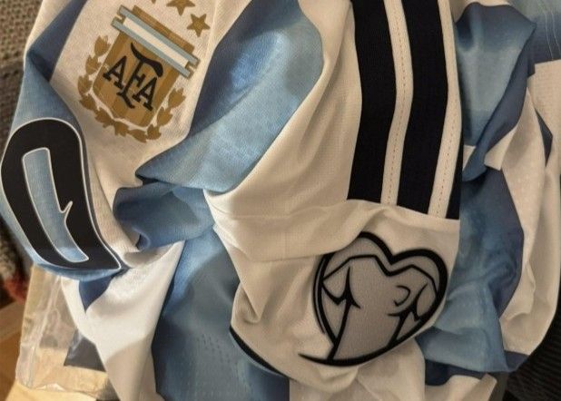 😂¿Jugar en la Copa de Europa? Sitio oficial de Adidas vende camisetas de la selección Argentina con brazaletes de Eliminatorias Europeas