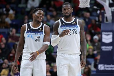 Los Timberwolves anotaron 10 triples en la mitad y aun así siguieron el movimiento. Edwards y Randall se combinaron para 29 puntos.