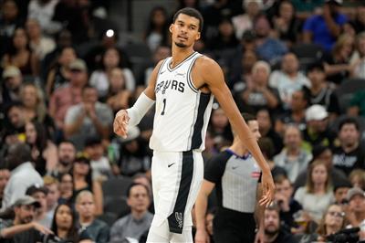 Bunyama anotó 29 puntos, 11 rebotes y 9 tapones, pero tuvo un más-menos de -12 y salió del partido con seis faltas.