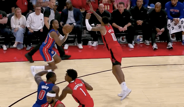 Duren golpeó a Amen Thompson en la cara con el codo y fue sancionado por infracción flagrante de segundo grado y expulsado.