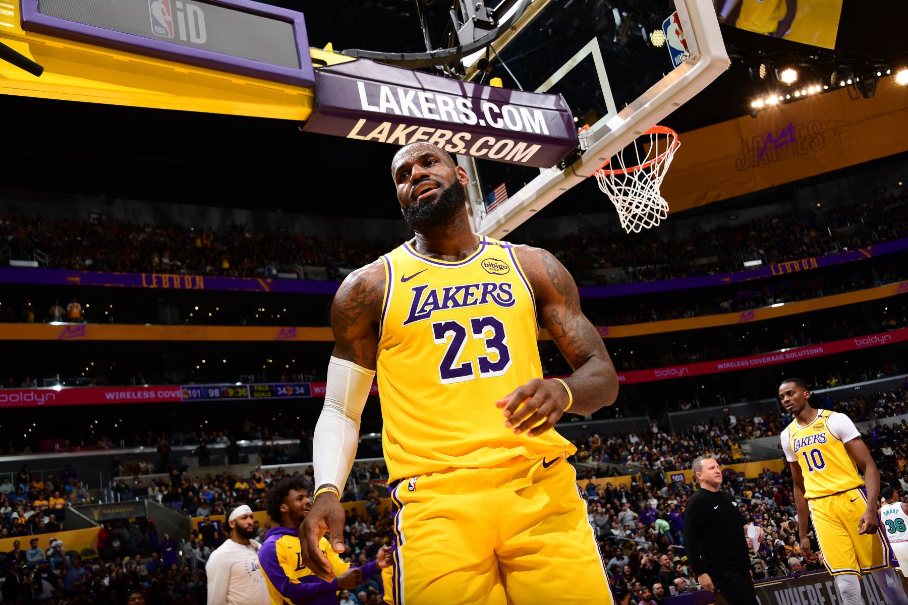 Shams: a James se le permite oficialmente practicar y será reevaluado en 1 o 2 semanas