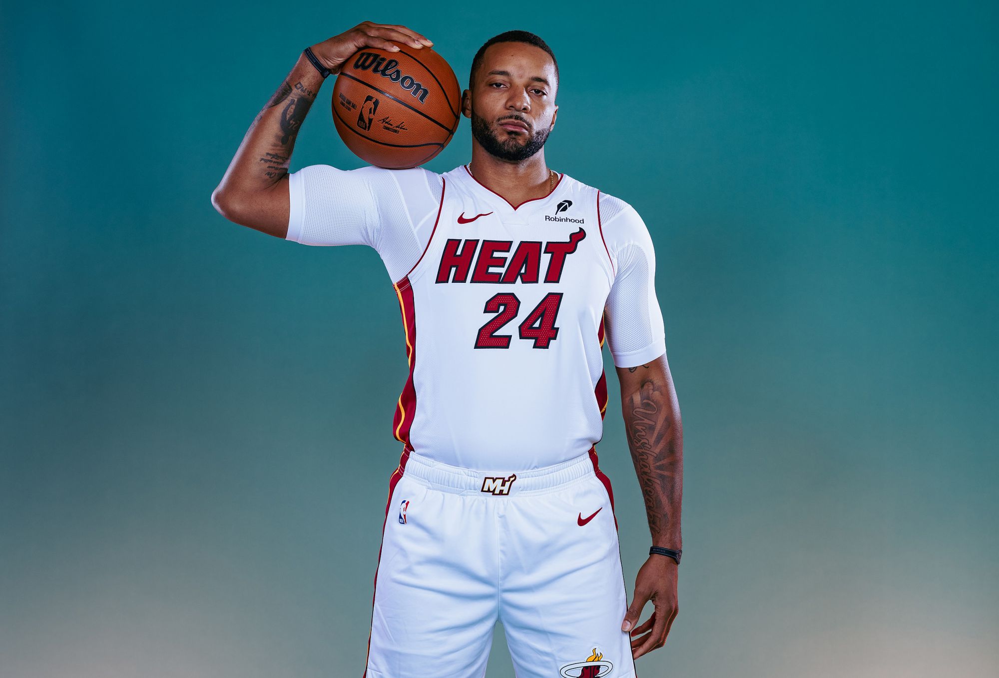 ¡La sensación de controlar el balón es ardiente! Powell anotó 14 puntos en un solo cuarto con un porcentaje de tiro del 100%.