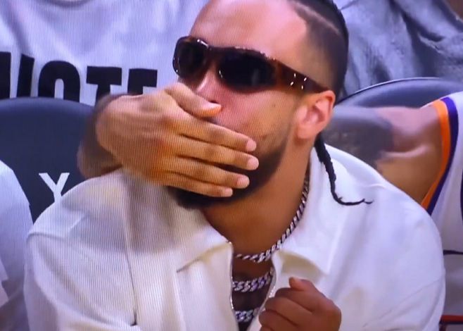 ¡El paquete superior falló! Dillon escupió fragancia, Livers cubrió la boca de Dillon y se apresuró a comerse a T, pero fue atrapado por el árbitro.