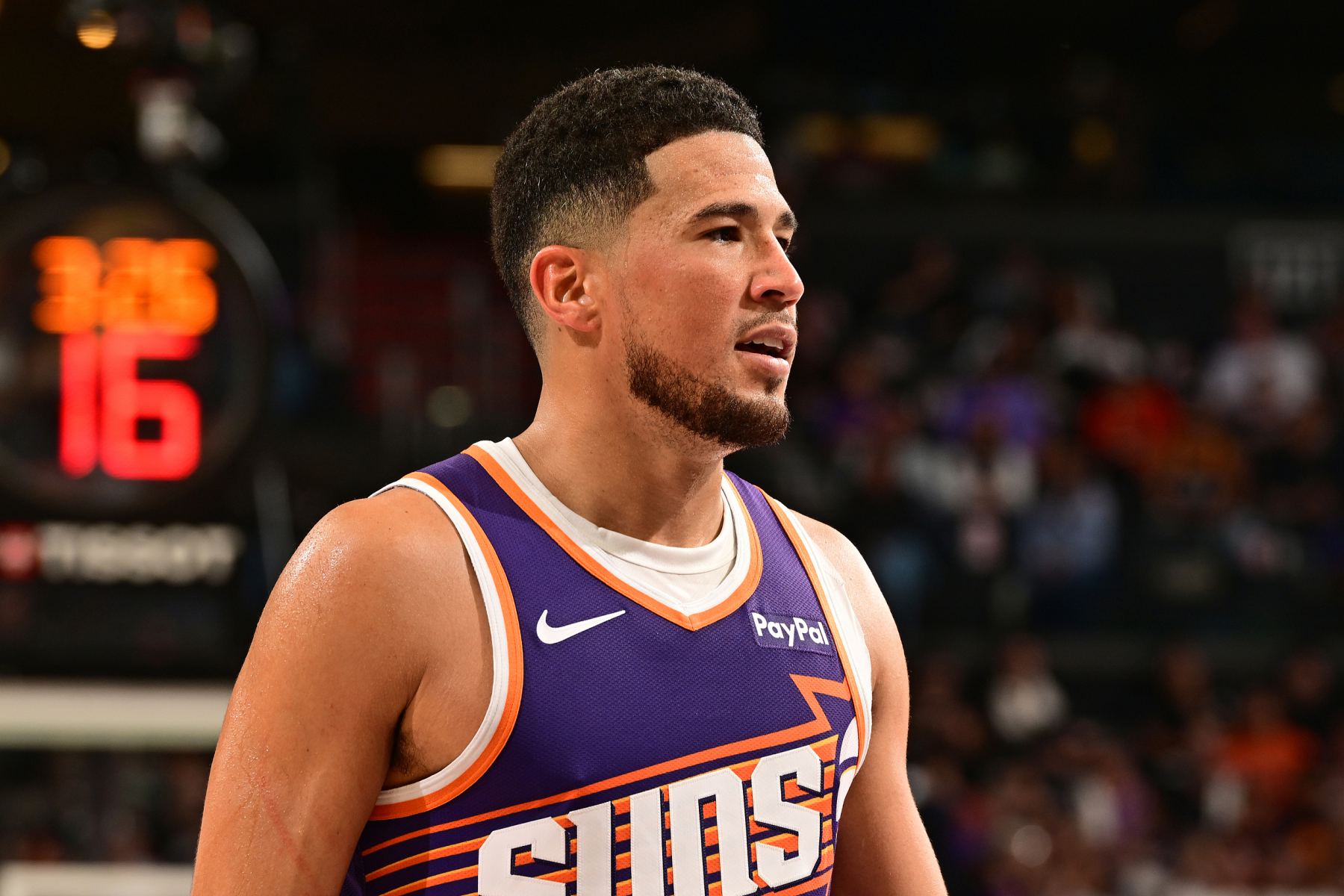 Booker anotó 38 puntos, el máximo de la temporada, y los Suns perdieron ante los Warriors por 11 puntos.