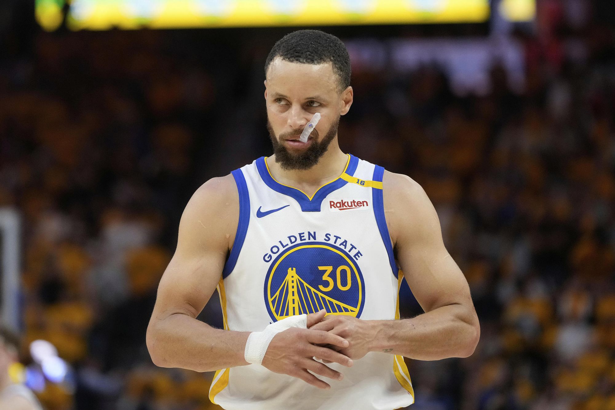 Curry anotó 12 puntos en el entretiempo, Booker anotó 17 puntos y los Warriors lideraron la competencia en puntos.