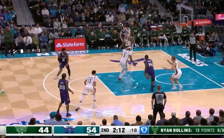 Turner y Rollins se combinaron para 32 puntos en la mitad y los otros tres titulares se combinaron para 3 de 13