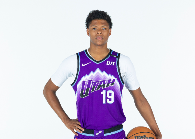 ¡Carrera alta! Ace Bailey comenzó el juego y anotó 20 puntos para llevar al equipo a la victoria.