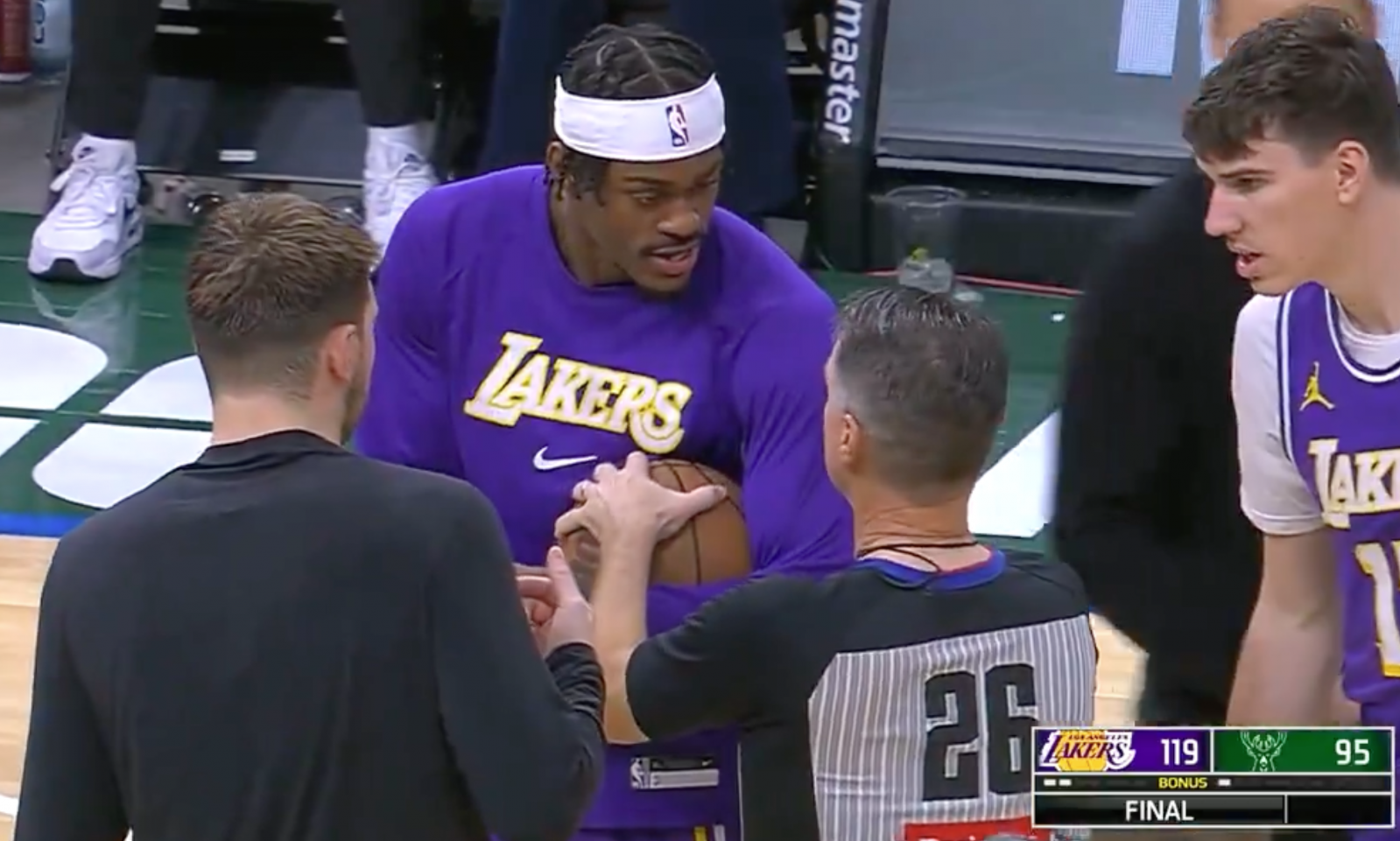 El nuevo jugador de los Lakers, Tierro, hizo su debut en su carrera y Antetokounmpo se enteró y tomó la iniciativa de entregar el balón.