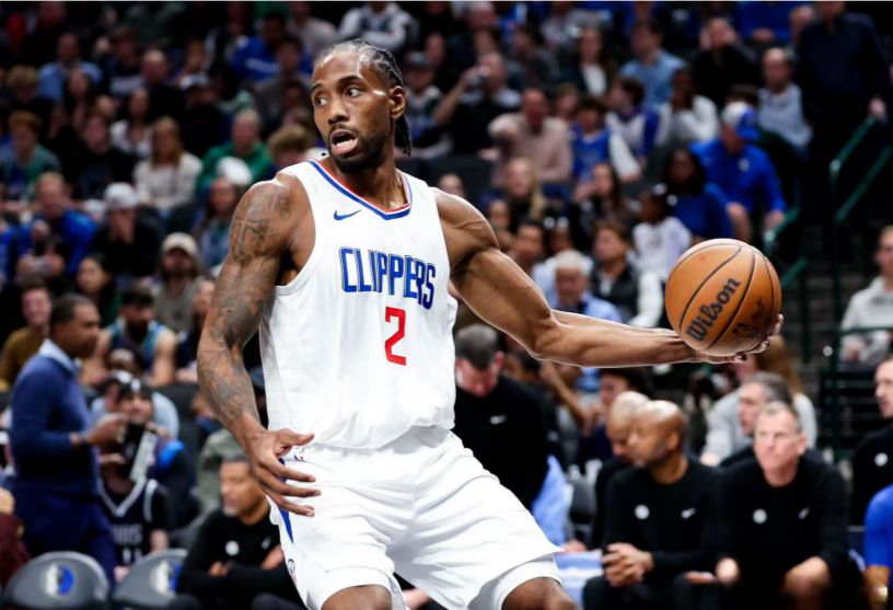 Oficial de los Clippers: Leonard se perderá el partido contra los Celtics por un esguince de tobillo