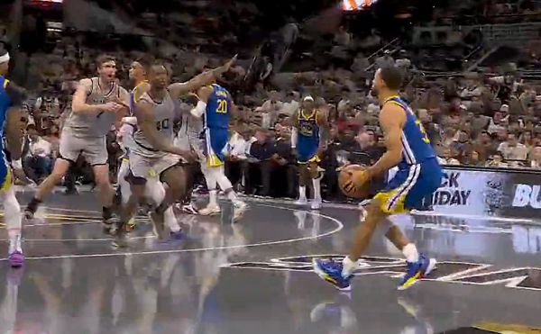 Curry se cambió a zapatos nuevos en el segundo cuarto, pero su sentido del control del balón sigue siendo fuerte.