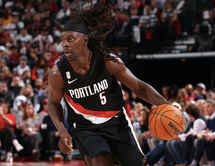 Holiday y Kamara anotaron 6 triples en la mitad para ayudar a los Trail Blazers a asegurar el marcador.