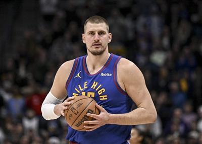 Jokic dio 11 asistencias en la mitad y solo hizo 1 tiro. Su valor personal más-menos empató en el primer lugar del equipo.