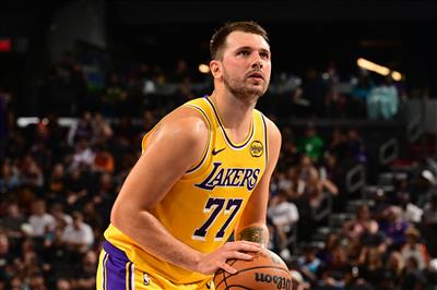 Parte de lesiones: Doncic se torció un dedo de la mano izquierda y es duda para el partido de mañana contra los Kings