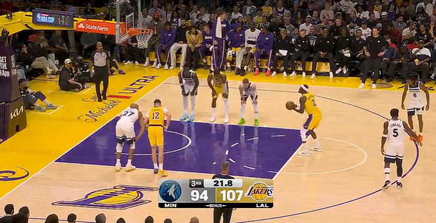 ¡La potencia de fuego del ataque es feroz! Los Lakers anotaron 108 puntos en tres cuartos, casi anotando en el primer partido.