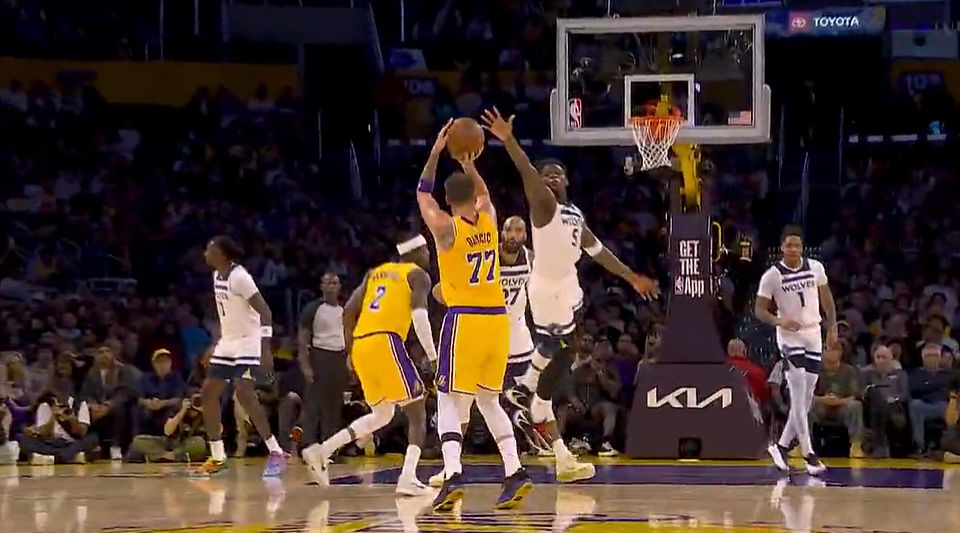 ¡No puedo llevarlo! Doncic anotó 23 puntos en un solo cuarto y los Lakers perdieron 40 puntos en el primer cuarto y aun así mantuvieron el ritmo.