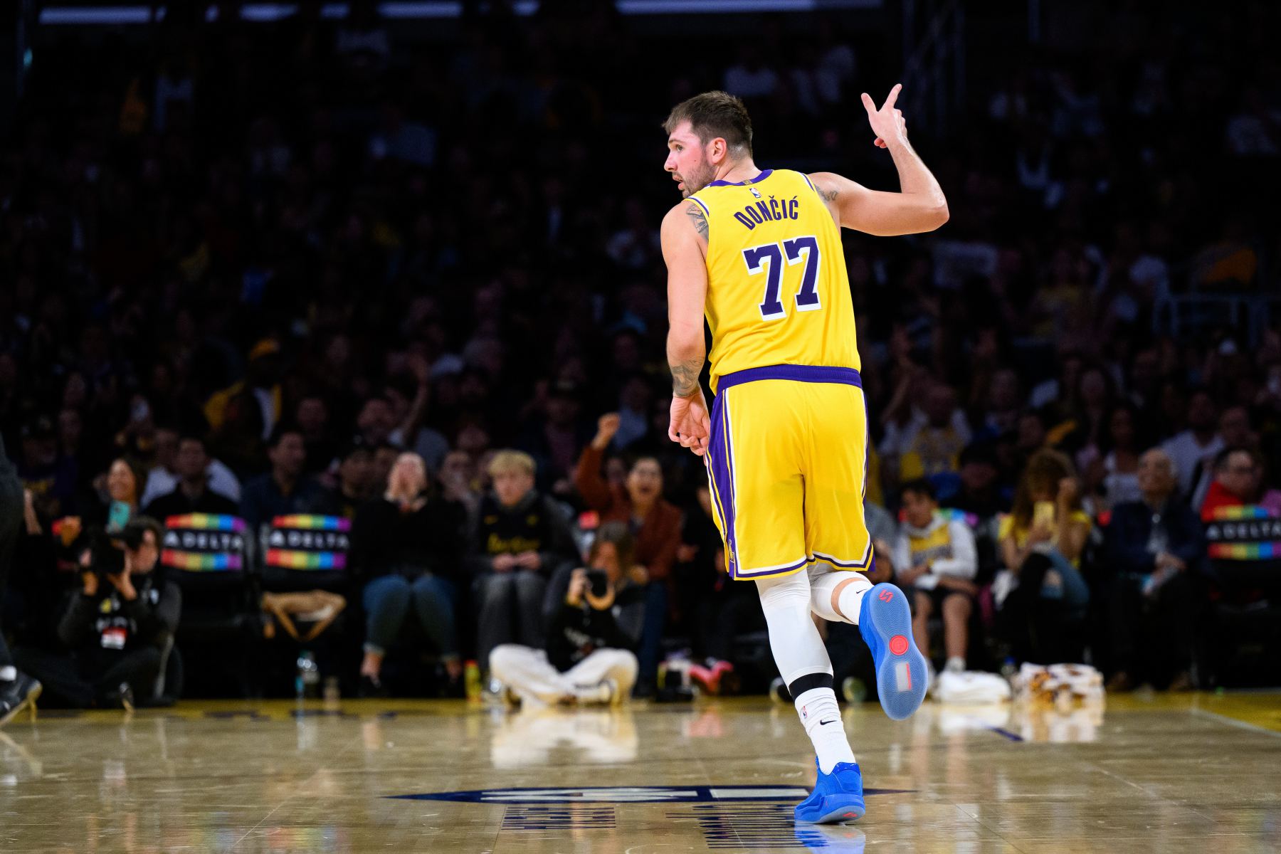 ¡Salida estable! Doncic acertó 13 de 17 tiros libres y anotó 35 puntos, 9 rebotes, 13 asistencias y 5 intercepciones.