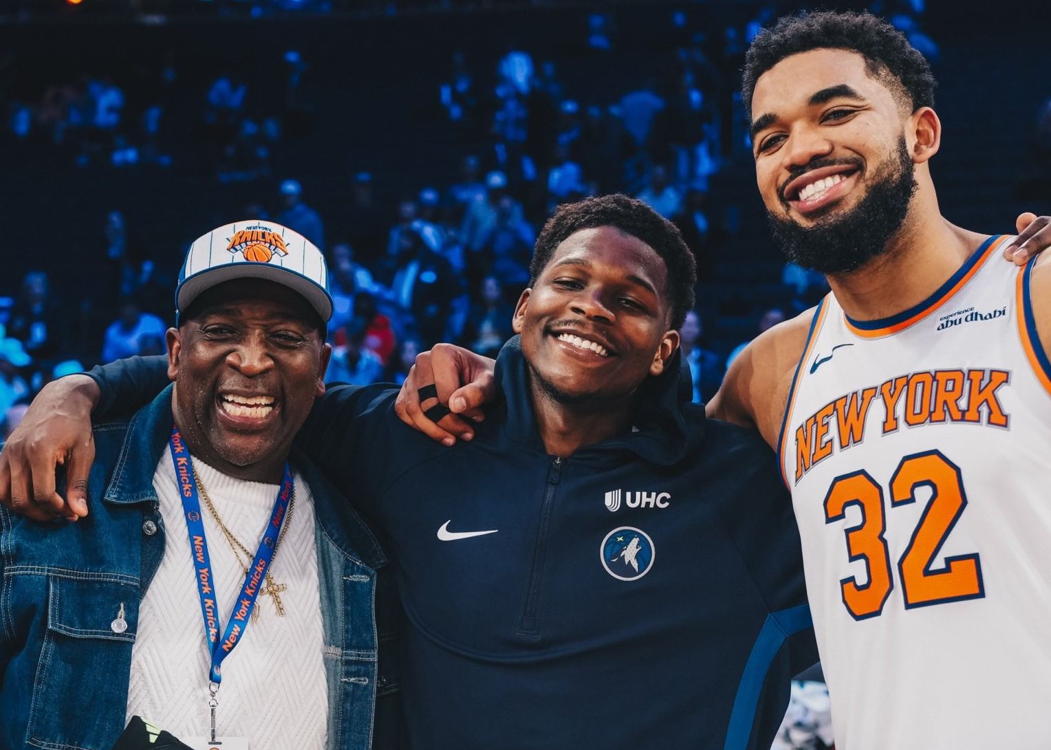 ¡Aún buenos hermanos! Edwards se tomó una foto con Towns y su hijo después del partido y le regaló zapatillas de baloncesto firmadas.