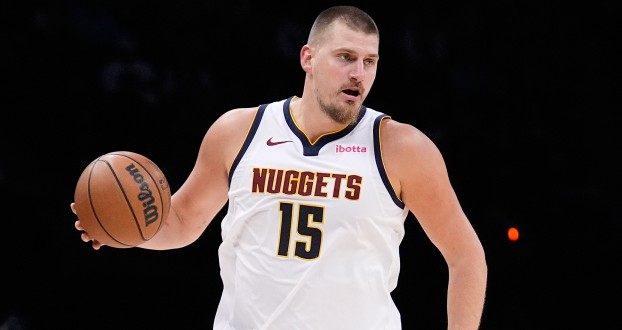 Jokic 19+7+8 y Gordon 17 puntos, los Nuggets establecieron una ventaja de 8 puntos al descanso