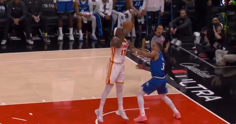 Bain: Estaba corriendo hacia la pelota y accidentalmente golpeé a Okongwu. No esperaba que me expulsaran.