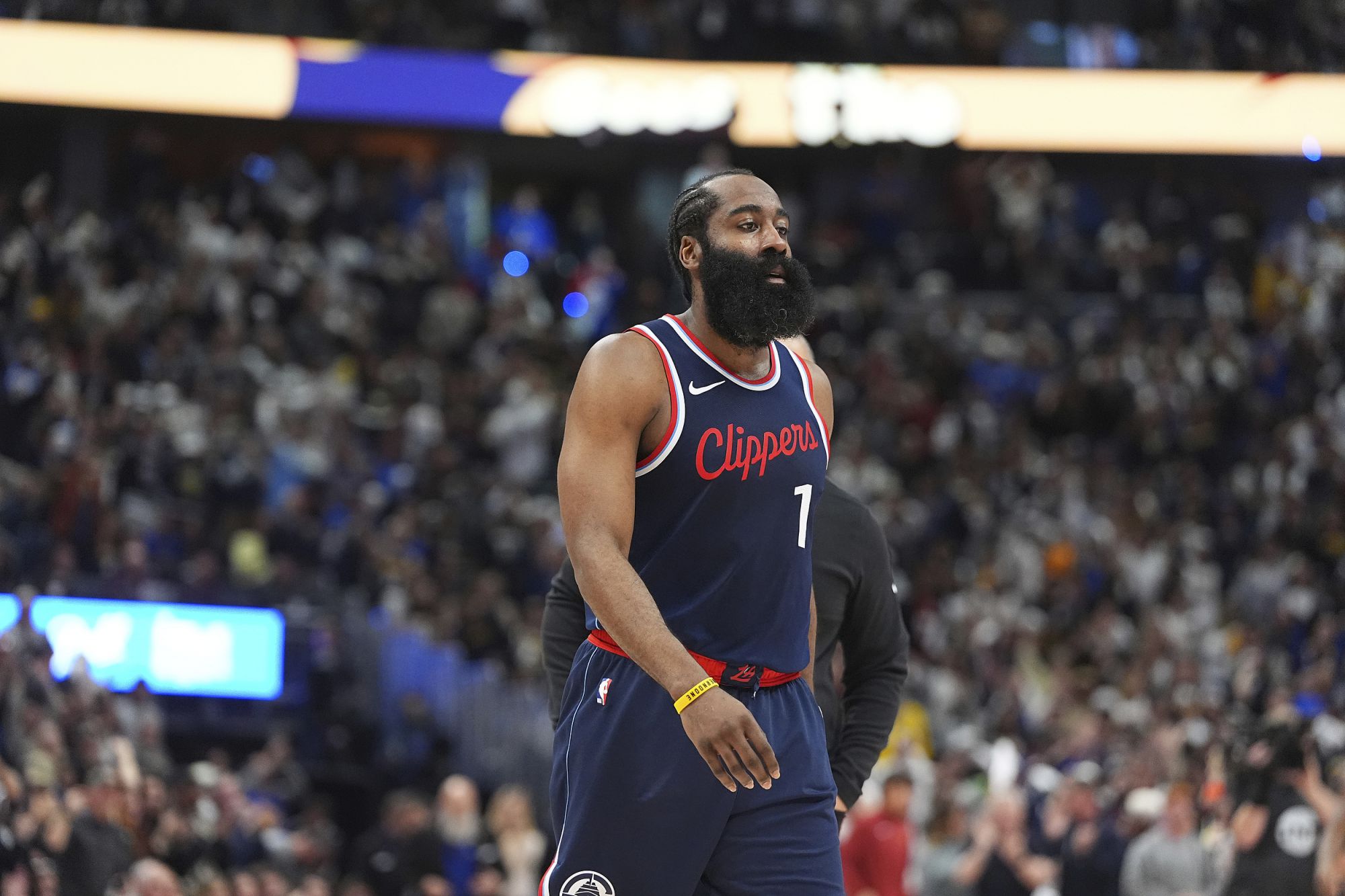 ¡Supera a James! Harden anotó más de 12 puntos en 2 minutos 18 veces, ocupando el segundo lugar en la historia.