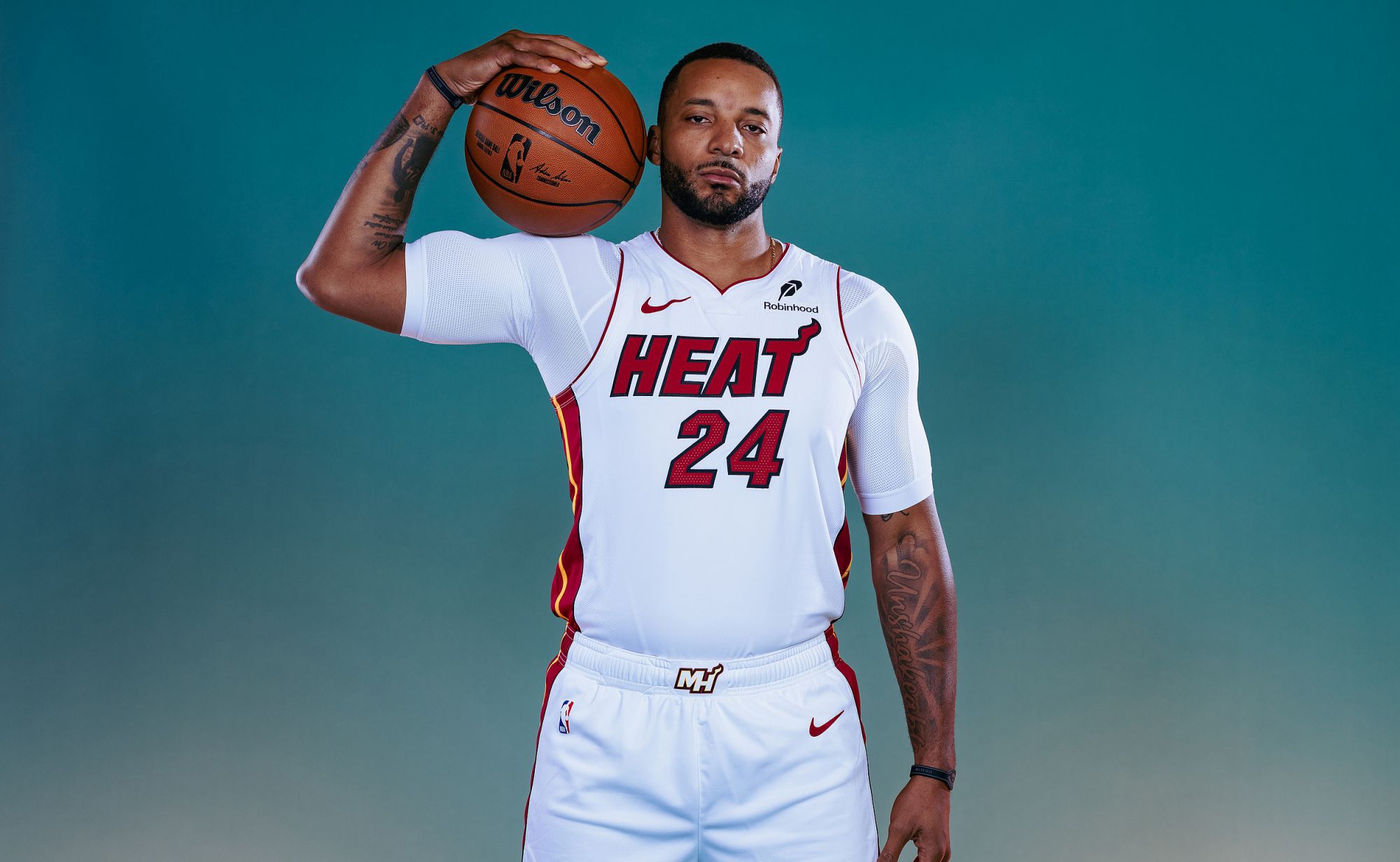 ¡Control del balón caliente! Powell anotó 17 puntos con 4 de 5 triples en la mitad