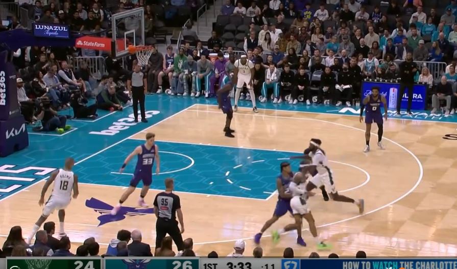 ¡Más flores! Nadie anotó cifras dobles para los Hornets en el entretiempo y lideraron a los Bucks por 9 puntos