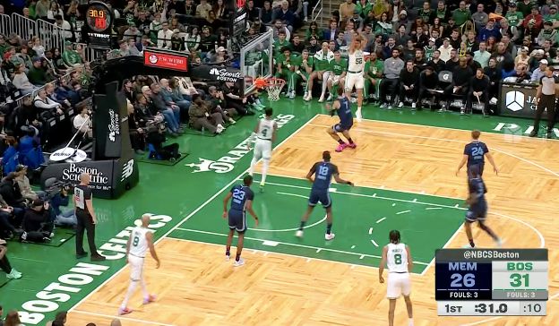 Los Celtics anotaron 6 triples en el primer cuarto y White anotó 10 puntos en un solo cuarto.