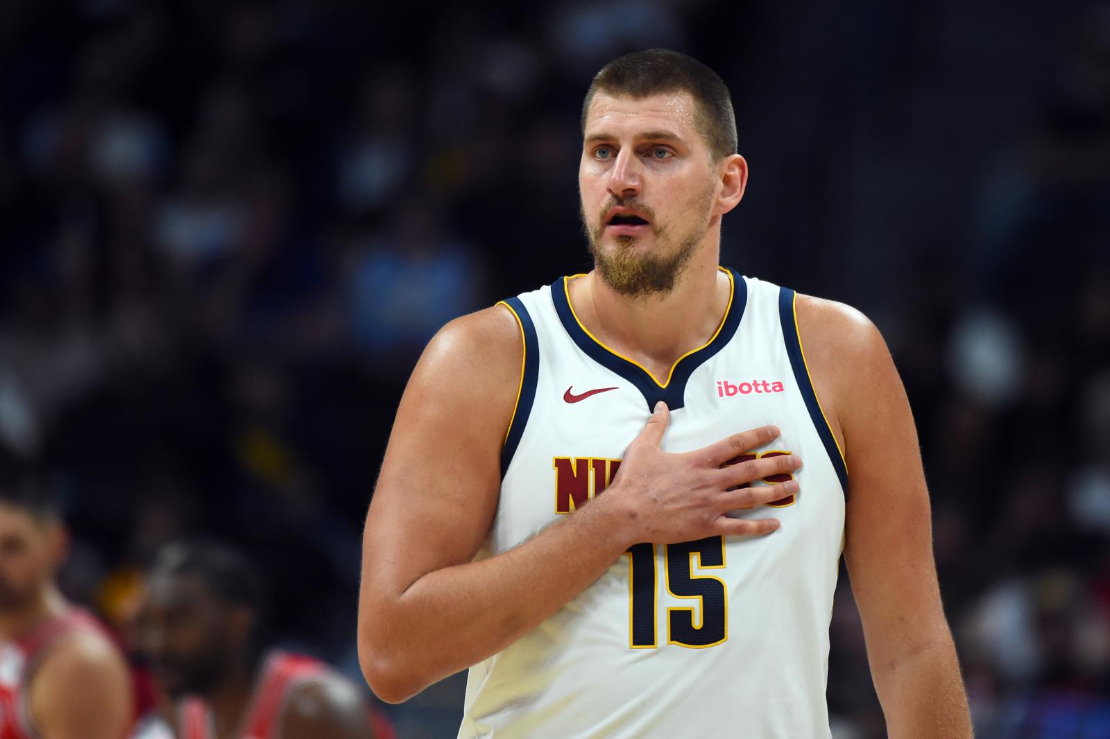 Durante la racha de cinco victorias consecutivas de Jokic, promedió 32+12+12+2 por partido y disparó un 73% desde el campo.