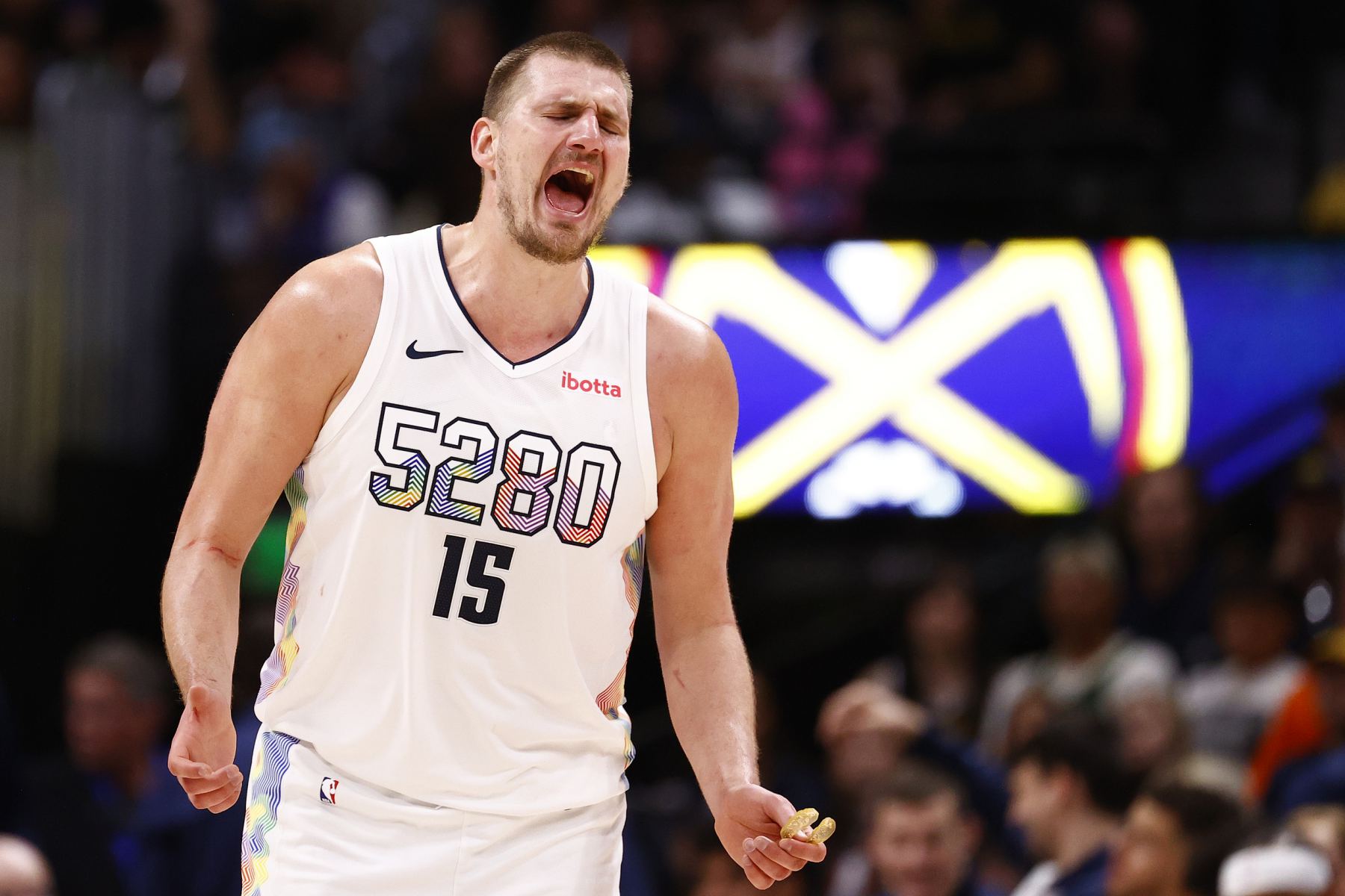 Jokic anotó su séptimo triple-doble esta temporada con 27+12+10, llevando al equipo a siete victorias consecutivas.