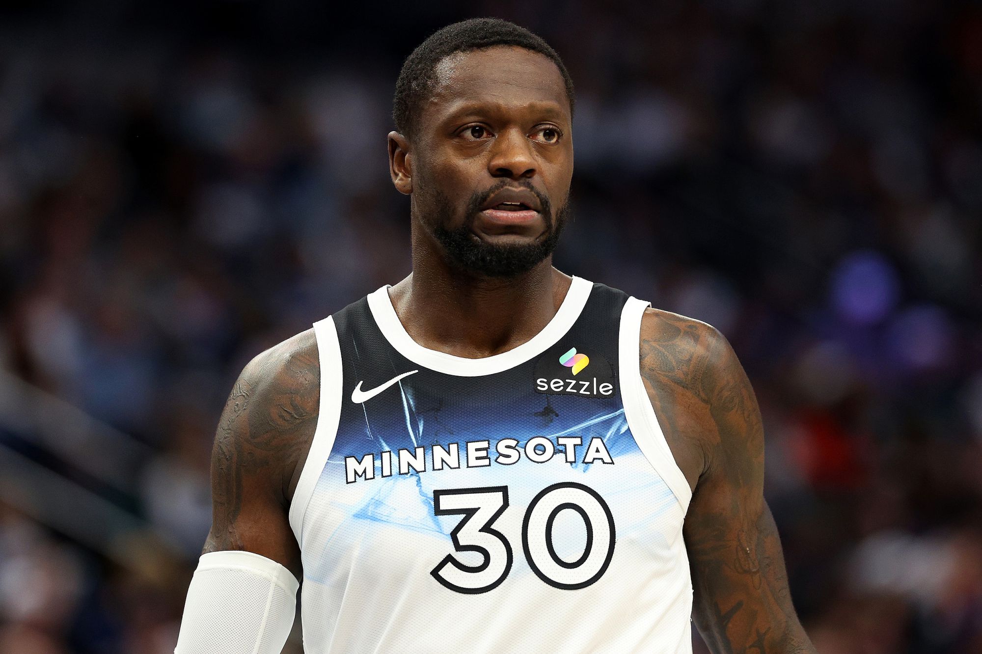 Edwards acertó 1 de 8 en la mitad y Reed y Randle se combinaron para anotar 33 puntos para liderar al equipo.