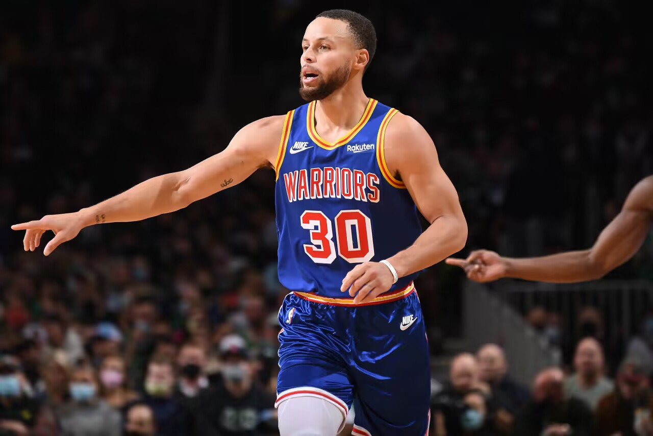 ¡Gran explosión! Curry anotó 17 puntos con 4 de 8 triples en el tercer cuarto.