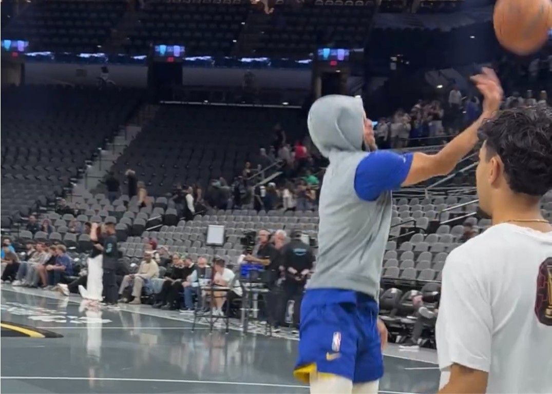 ¡Acabo de separarme de Under Armour! Curry usó los zapatos de baloncesto de sexta generación de Kobe Bryant para participar en la práctica de hoy.